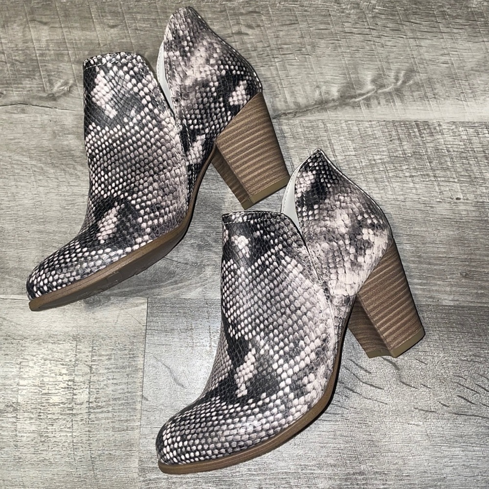 CUTE! Snakeskin booties -size 6